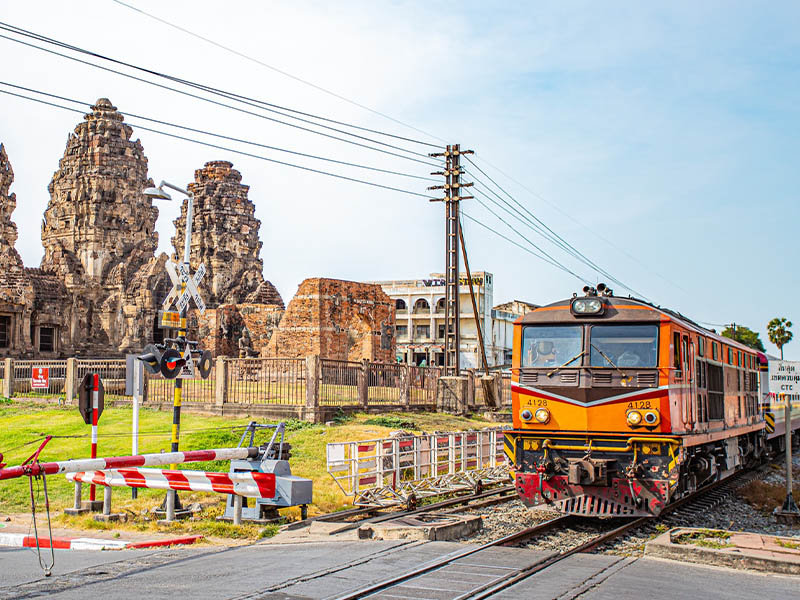 ที่เที่ยวลพบุรี พระปรางค์สามยอด ( Phra Prang Sam Yot Lopburi ) สถาปัตยกรรมปราสาทเขมร 1739460351Sayhithailand01.jpg