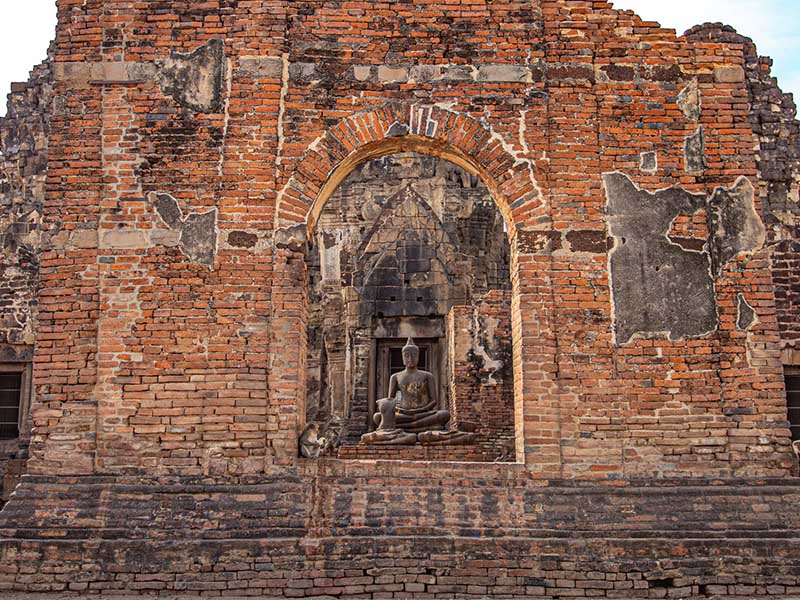ที่เที่ยวลพบุรี พระปรางค์สามยอด ( Phra Prang Sam Yot Lopburi ) สถาปัตยกรรมปราสาทเขมร 1739460351Sayhithailand02.jpg