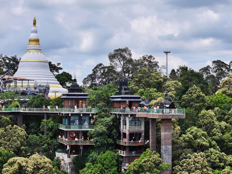 สักการะพระธาตุ ณ วัดป่าภูผาสูง ( Wat Phu Pha Suang ) ปากช่อง | นครราชสีมา 1746347680Sayhithailand01.jpg
