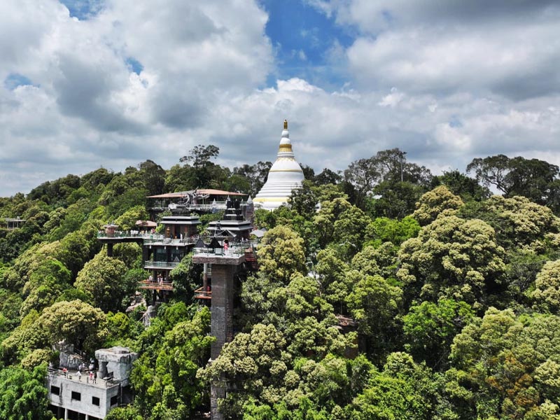 สักการะพระธาตุ ณ วัดป่าภูผาสูง ( Wat Phu Pha Suang ) ปากช่อง | นครราชสีมา 1746347812Sayhithailand02.jpg