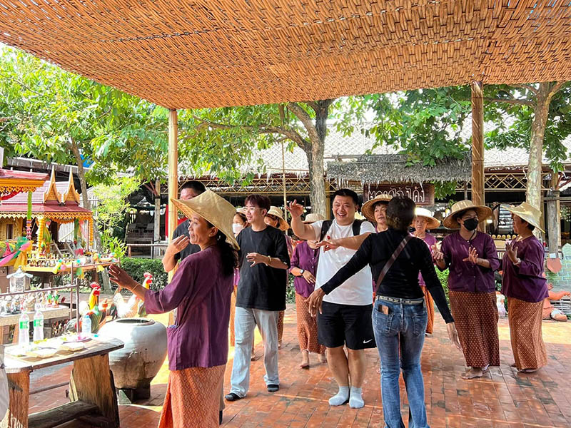 เที่ยวไทยแบบวินเทจ ตลาดโก้งโค้ง (Kong Kong Market ) ตลาดโบราณ บ้านแสงโสม | ที่เที่ยวอยุธยา 1750774061Sayhithailand02.jpg