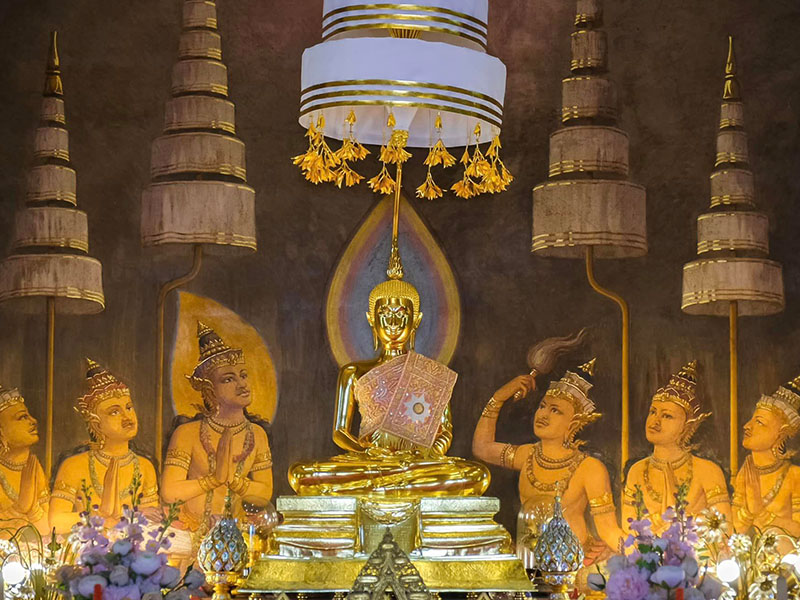 พาเที่ยววัดราชาธิวาสวิหาร (Wat Rajadhiwas Viharn in Bangkok) พระอุโบสถของวัดเป็นทรงขอมคล้ายนครวัด 1731249949Sayhithailand04.jpg