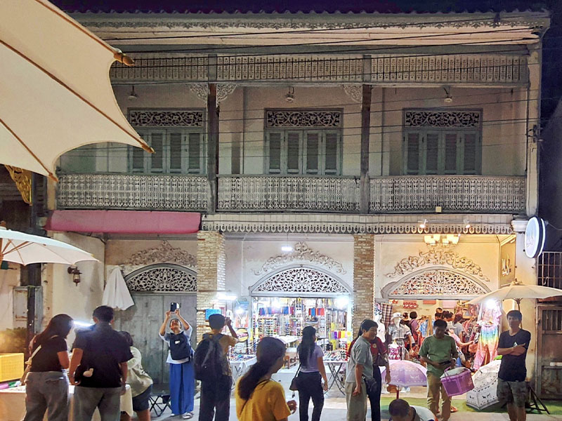 ถนนคนเดินกาดกองต้า ( Kad Kong Ta Walking Street ) | ลำปาง 1747457407Sayhithailand03.jpg