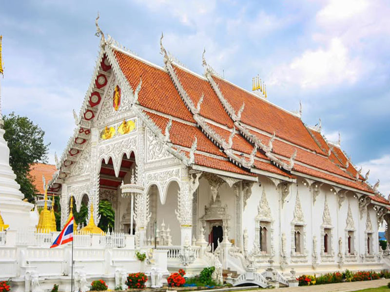 พาเที่ยววัดสวยสีขาว วัดเชียงราย (Chiang Rai Temple) เมืองลำปาง | ลำปาง 1747477300Sayhithailand01.jpg