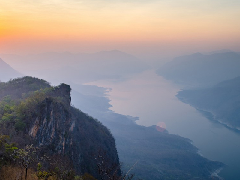 จุดชมวิวผาแดงหลวง อุทยานแห่งชาติแม่ปิง (Pha Daeng Luang Viewpoint) | ลำพูน 1747580409Sayhithailand01.jpg
