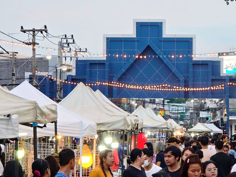 ถนนคนเดินเซราะกราว ( Serakraw Walking Street ) อำเภอเมือง | บุรีรัมย์ 1747752278Sayhithailand02.jpg