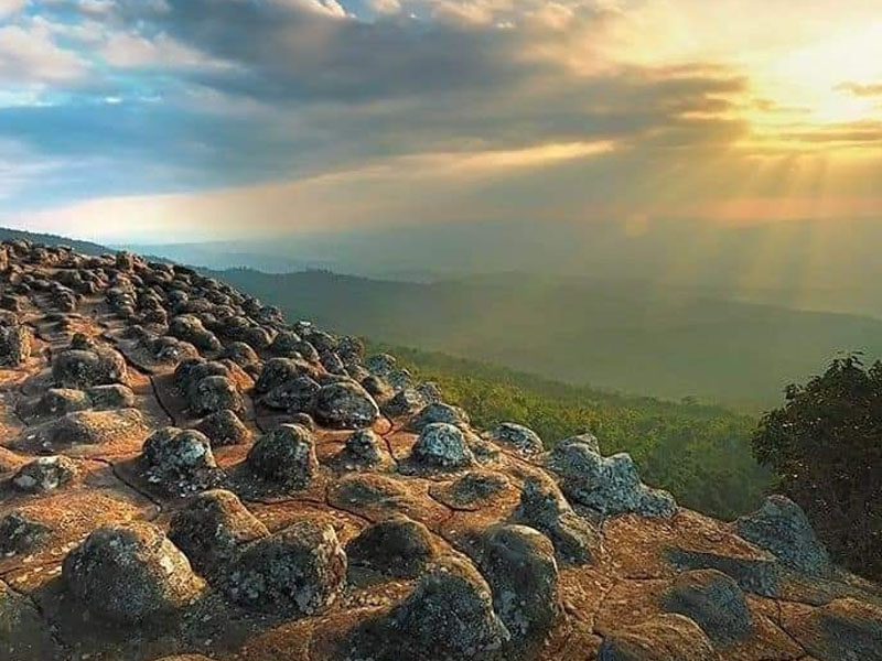 ลานหินปุ่ม ( Lan Hin Pum ) บ้านพร้าว อำเภอนครไทย | จังหวัดพิษณุโลก 1749218208Sayhithailand01.jpg