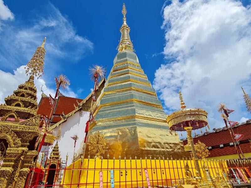 ประตูเมืองสู่ล้านนา วัดพระธาตุช่อแฮ ( Phra That Cho Hae Temple ) วัดคู่บ้านคู่เมืองแพร่ จังหวัดแพร่ 1749874936Sayhithailand01.jpg