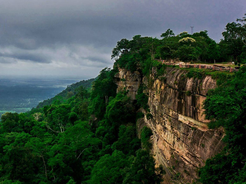ผามออีแดง (Pha Mor E Daeng) ที่อุทยานแห่งชาติเขาพระวิหาร ตำบลเสาธงชัย | ศรีสะเกษ 1756623525Sayhithailand01.jpg