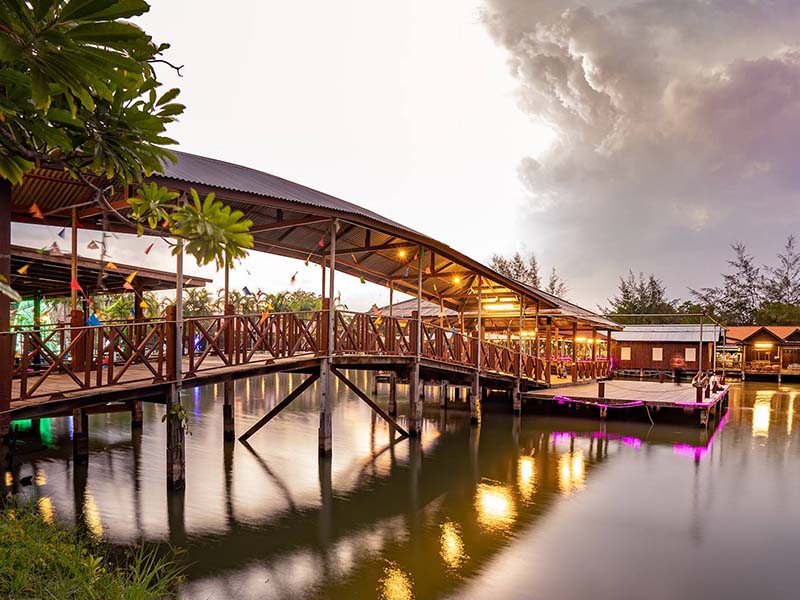 ที่ท่องเที่ยว ตลาดน้ำเกาะกลอย ( Koh Kloy Floating Market ) | ระยอง 1760251627Sayhithailand03.jpg