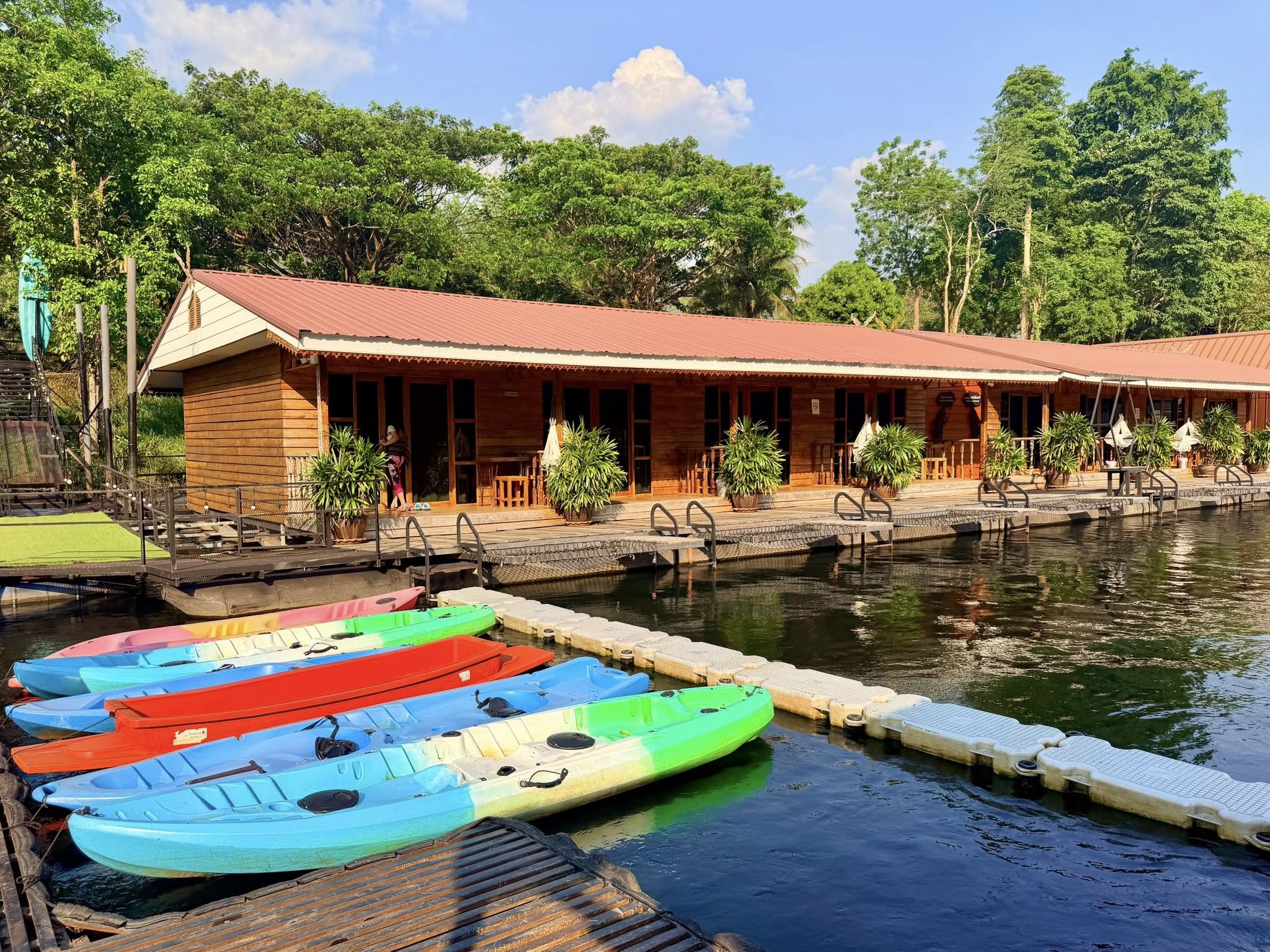 Kangtai Camp: Riverside accommodation on a floating raft, enjoying Southern Thai curry | Kanchanaburi