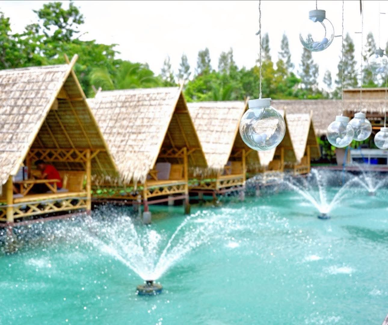 Krua Baan Suay Rim Nam Seafood Restaurant, Sam Phran. Nice, shady, and comfortable seating. | Nakhon Pathom